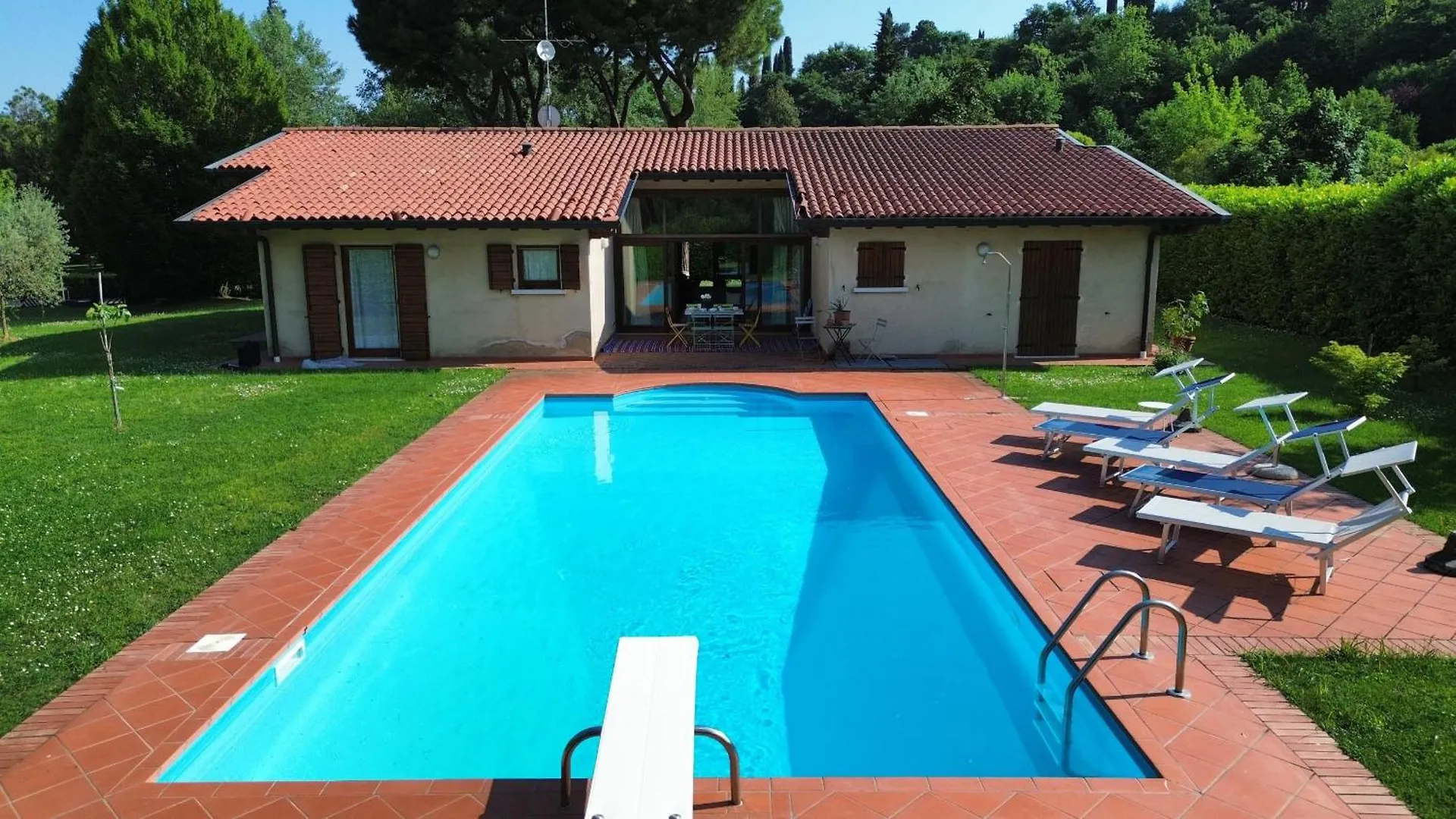 Villa Paradiso By Bookinggardalake location